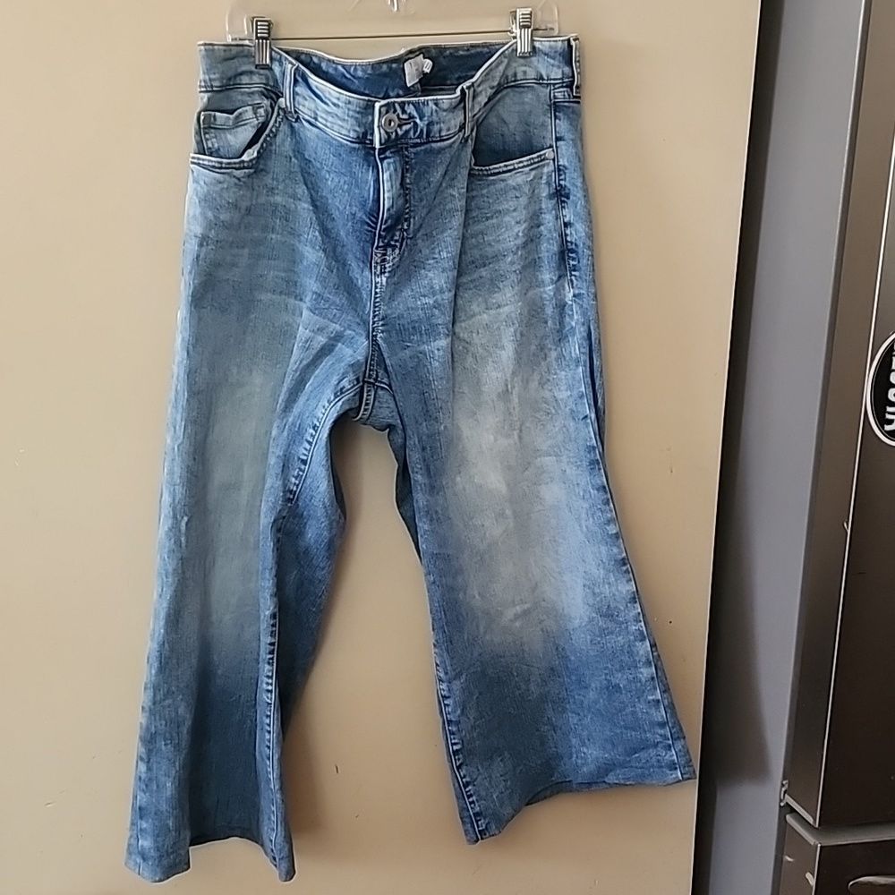 Torrid wide leg crop size 16